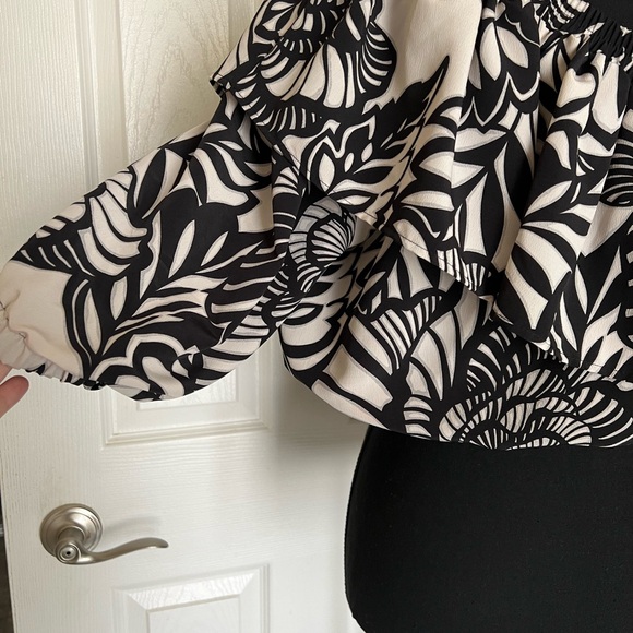 Topshop One Sleeve Off the Shoulder Ruffled Crop Top Size 8 - Picture 4 of 6